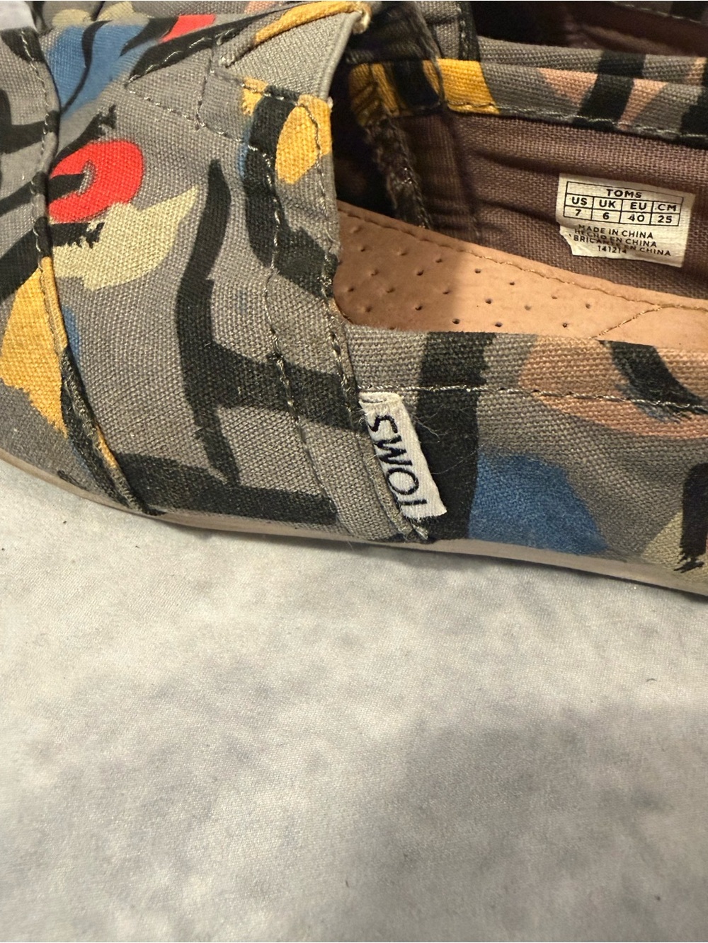 TOMS Classic Slip On Shoes Abstract Print Canvas Flats Women’s Size 7 - Picture 2 of 8